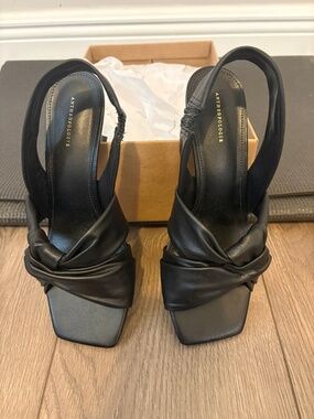 ANTHROPOLOGIE BLACK SANDAL.  SIZE 37.